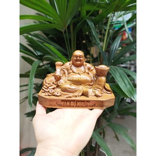 Tượng Di lặc để bàn gỗ bách xanh