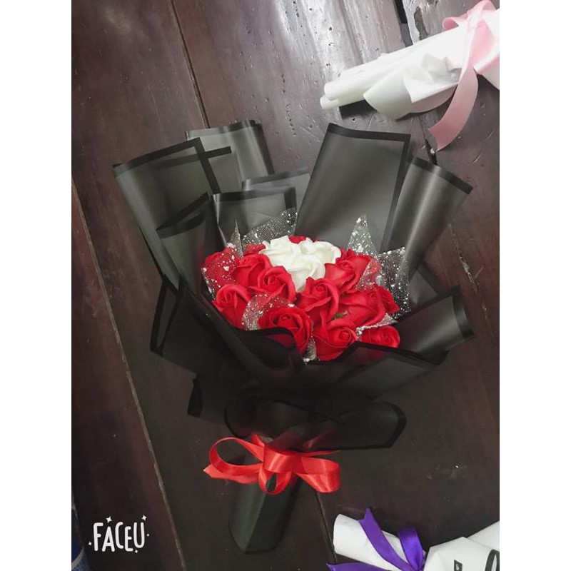 Bó 25 bông hoa sáp mix màu đỏ trắng