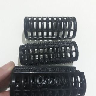 2 cái ống gai uốn tóc màu đen