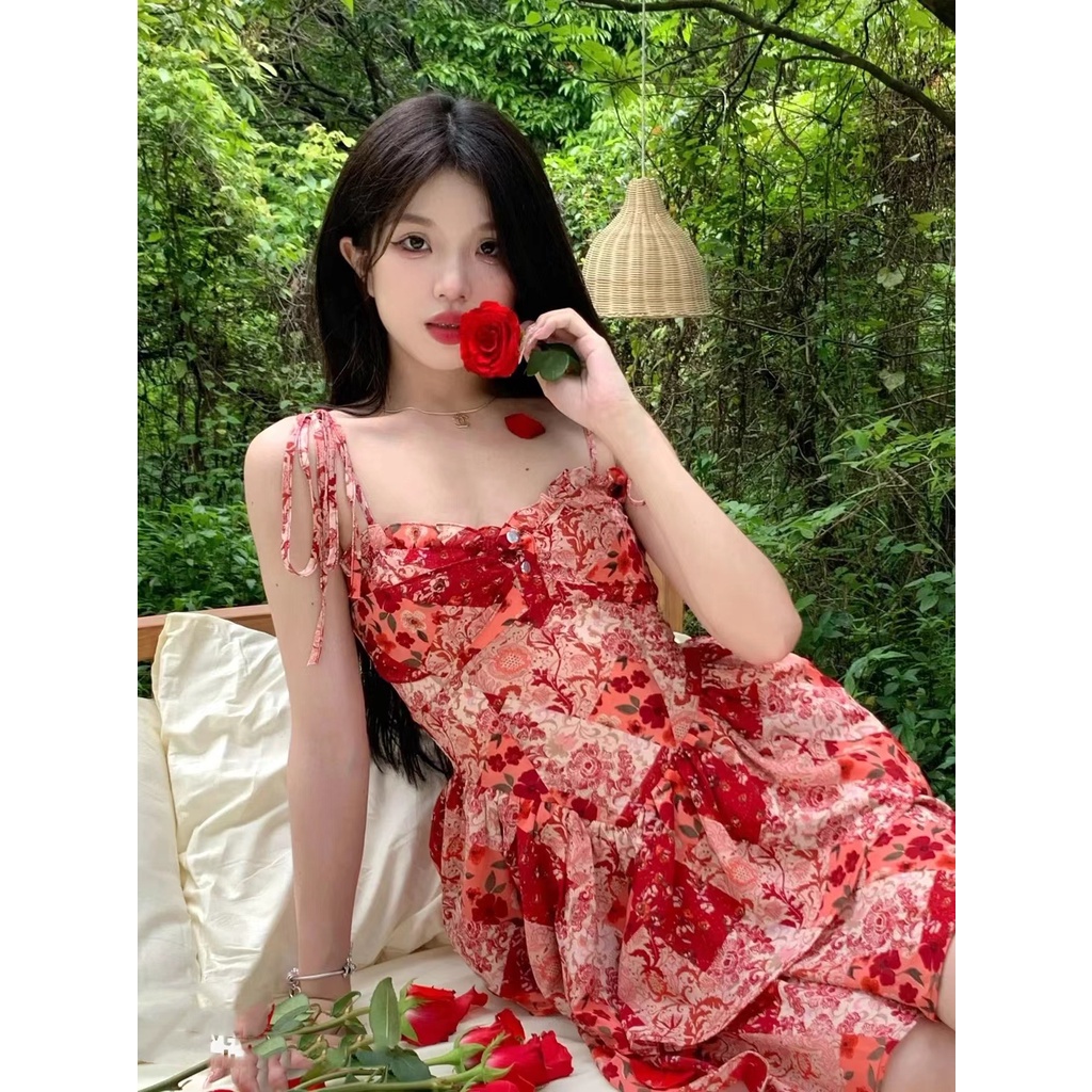 Váy hai dây đỏ xòe họa tiết hoa Dương Siêu Việt