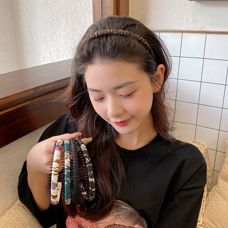 Cài tóc rửa mặt phong cách retro thời trang 2021