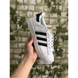 Giày sneaker trắng sần