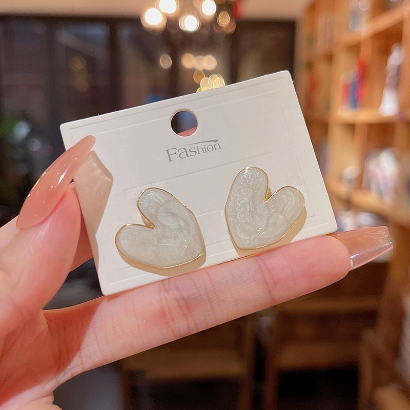 Bông Tai Hình Trái Tim Màu Trắng / Bạc Nhỏ Xinh Thời Trang