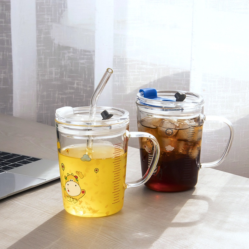 Bình Sữa Thủy Tinh Dày Dặn Chịu Nhiệt Tốt Có Nắp Đậy Và Tay Cầm Họa Tiết Hoạt Hình Sáng Tạo Dành Cho Trẻ Em