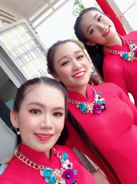 Vòng cổ hoa hồng sắc màu cho áo dài