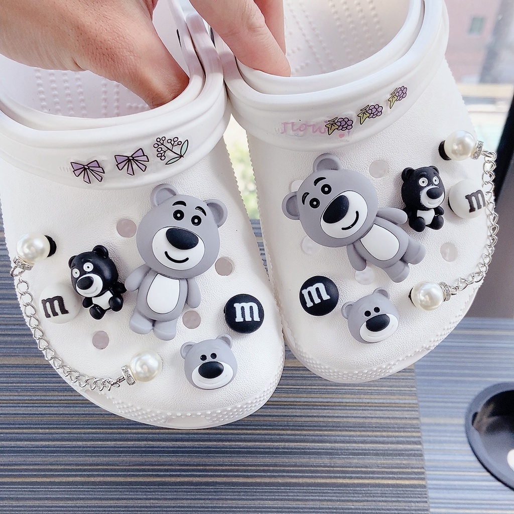 Dép crocs hình gấu màu trắng đen đính nút dễ thương diy