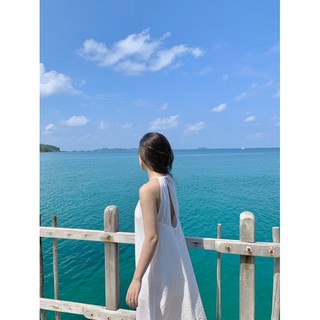 Váy trắng cổ yếm
