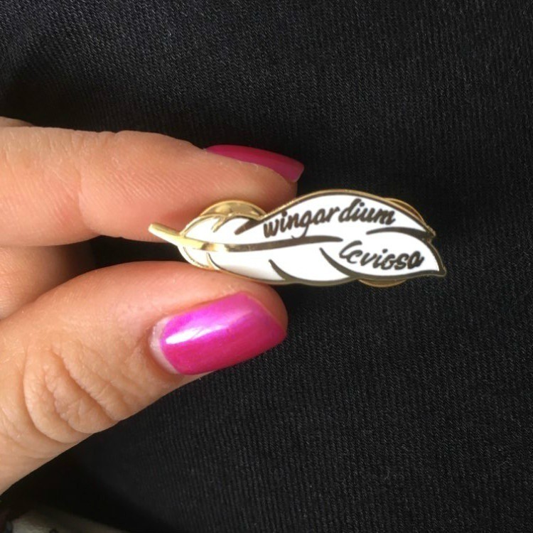 Huy hiệu cài áo QIHE JEWELRY hình phù thủy Leviosa độc đáo