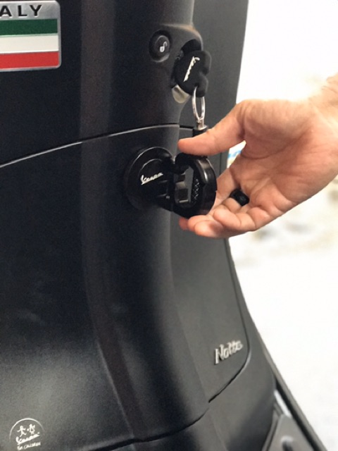 Móc treo đồ cho xe Vespa