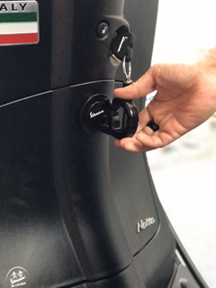 Móc treo đồ cho xe Vespa