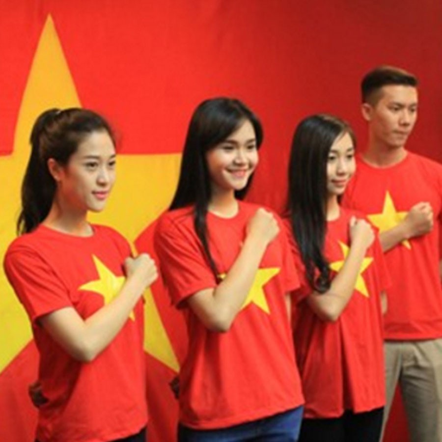 Áo cờ đỏ sao vàng Việt Nam đủ size cho trẻ con và cả người lớn, chất vải cao cấp mặc thoải mái thoáng mát.