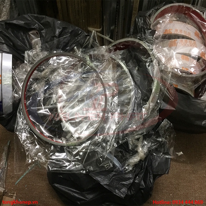 La inox cuộn dán tường trang trí (có sẵn lớp decal ở mặt sau để bóc dán trực tiếp mà không cần dùng keo) | BigBuy360 - bigbuy360.vn