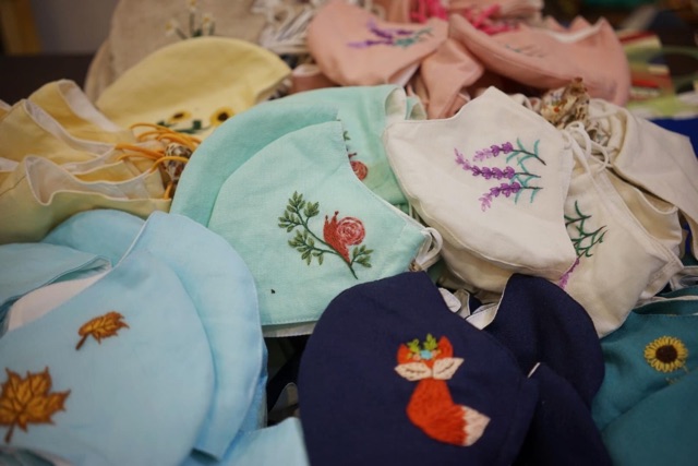 Khẩu Trang Linen Thêu Tay (Ôm sát mặt lắm ạ) | BigBuy360 - bigbuy360.vn