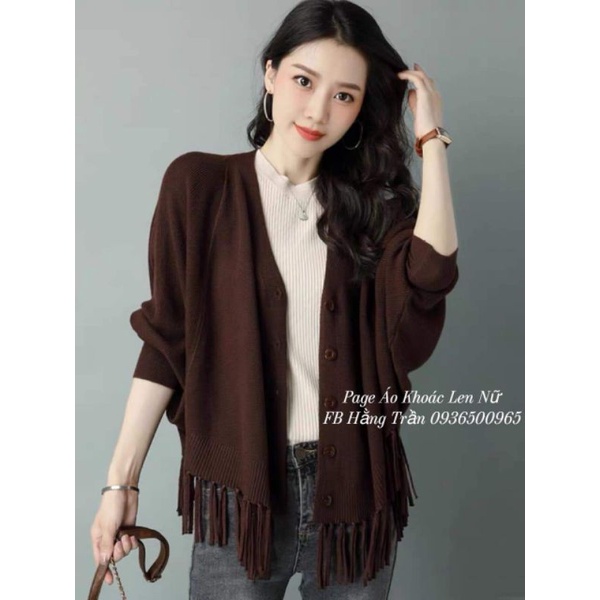Áo khoác len choàng tua rua tay cánh dơi dáng ngắn.