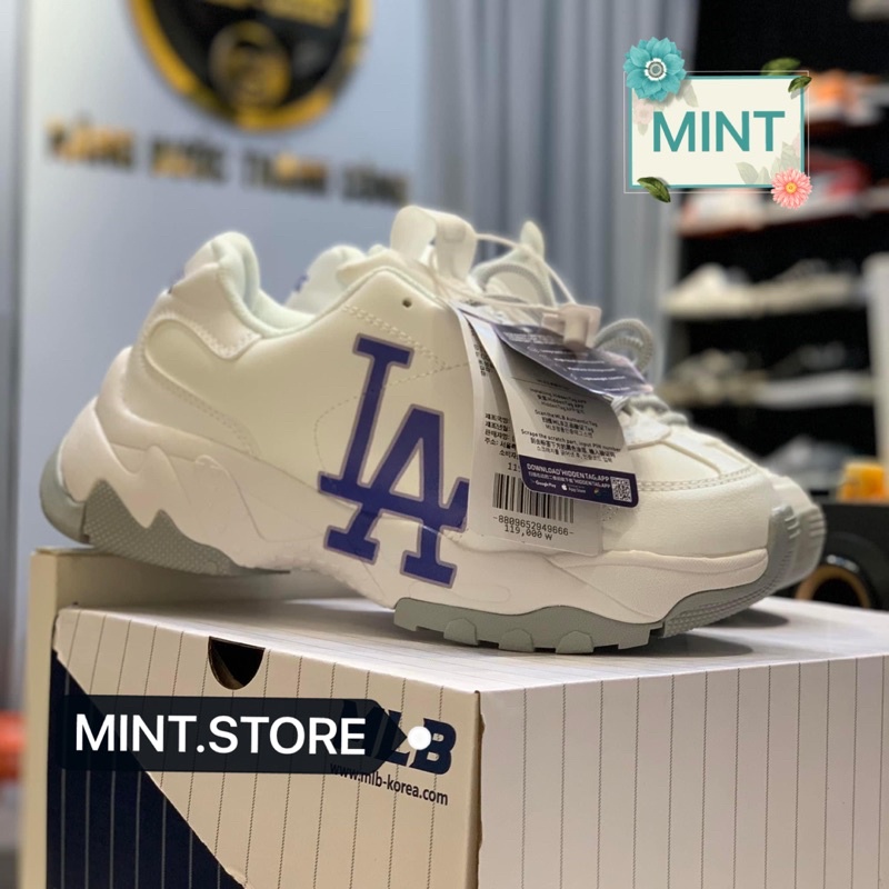 Giày Sneaker trắng in chữ xanh đế cao