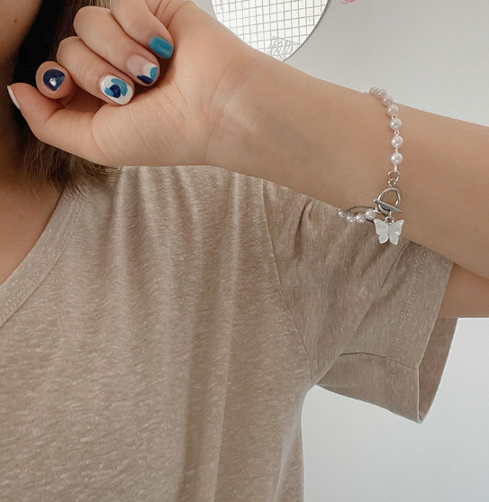 Vòng tay thời trang nữ màu trắng đính hình con bướm phong cách hoài cổ thích hợp làm quà tặng