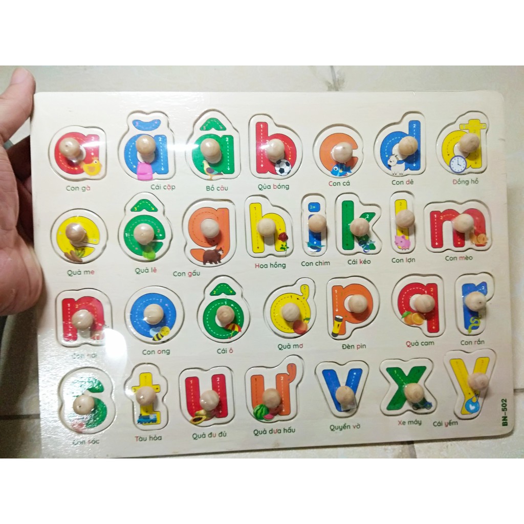 Bảng núm gỗ giúp bé nhận biết các màu sắc, các hình và chữ cái.