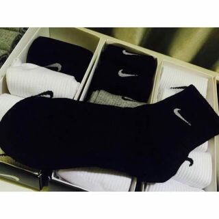 Tất Nike và Adidas