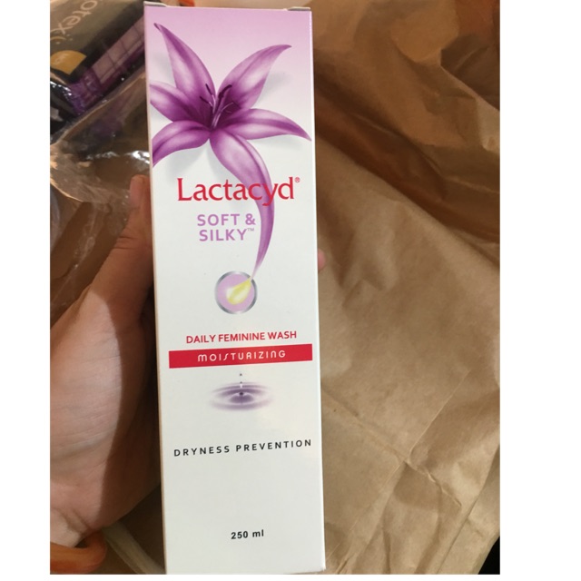 Dung dịch vệ sinh phụ nữ Lactacyd soft & silky hộp 250ml