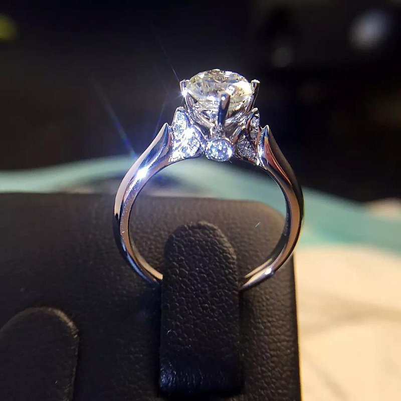 Nhẫn đính hôn nữ đính đá Zircon