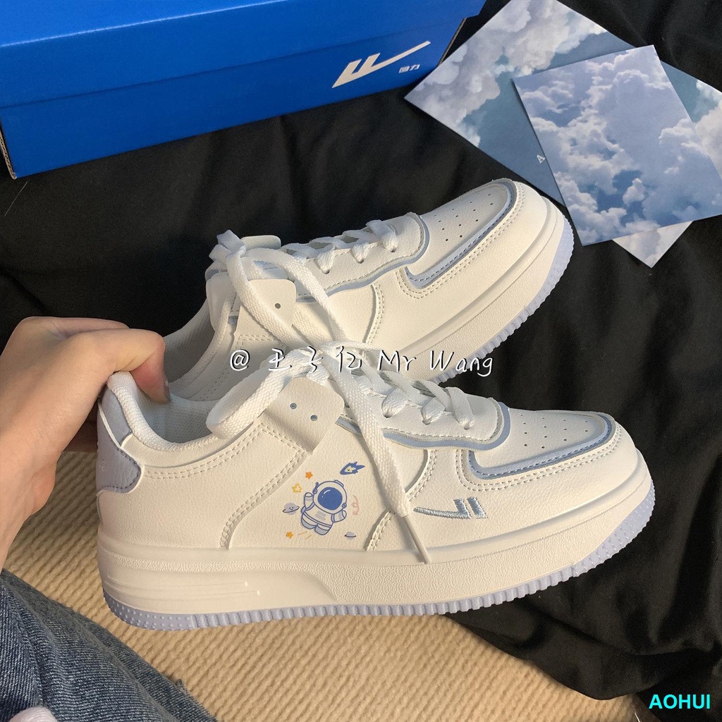 Yêu thương nữ phi hành gia thể thao giày trắng