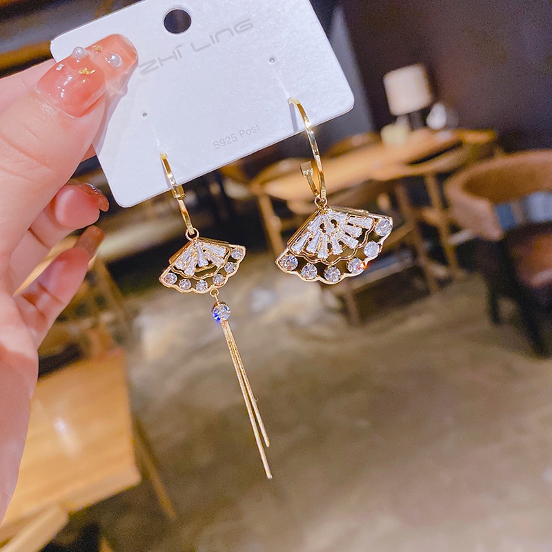 Khuyên tai dáng dài RINHOO mặt hình quạt rỗng đính đá và ngọc trai phối tua rua