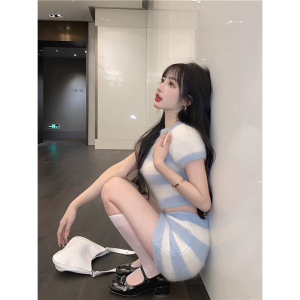 Set sọc xanh dệt kim lông gồm áo croptop ngắn tay + chân váy ôm thời thượng Strawberry