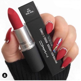 Son MAC 922 Werk Werk Werk - Powder Kiss Lipstick Sắc Đỏ Lạnh Thần Thánh