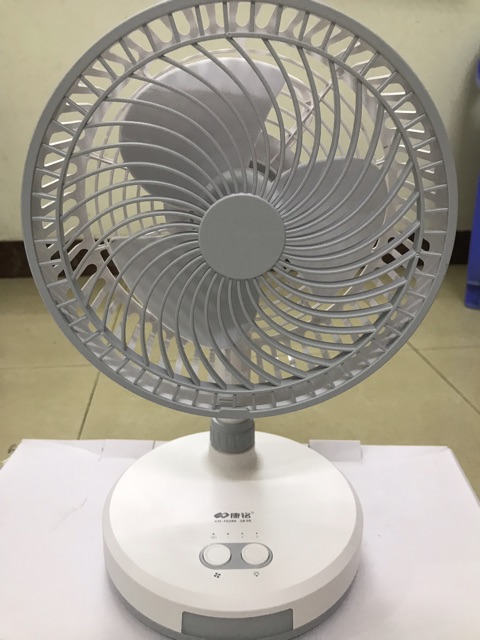 Quạt tích điện hãng km có đèn led đường kính 20cm cánh quạt 15cm hãng km