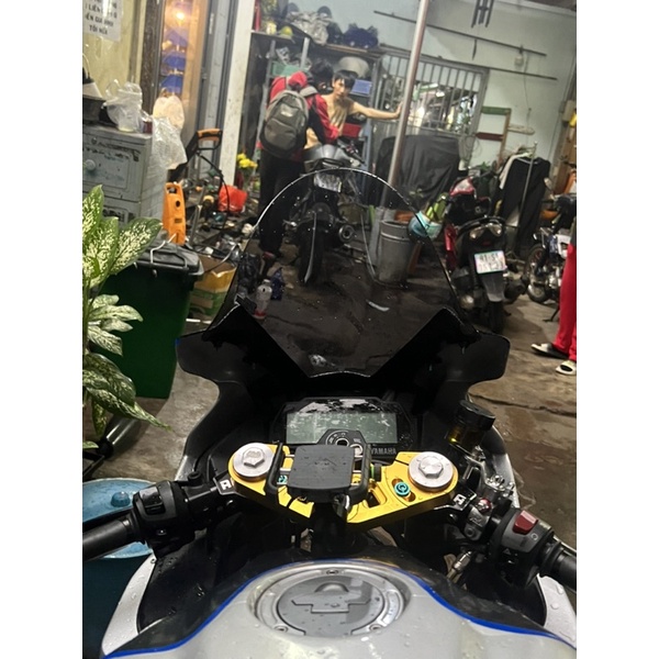 Kính chắn gió zero gravity yamaha r15 r15v3 lắp như zin  siêu đẹp cao và to hơn mẫu cũ giúp chắn gió tốt h