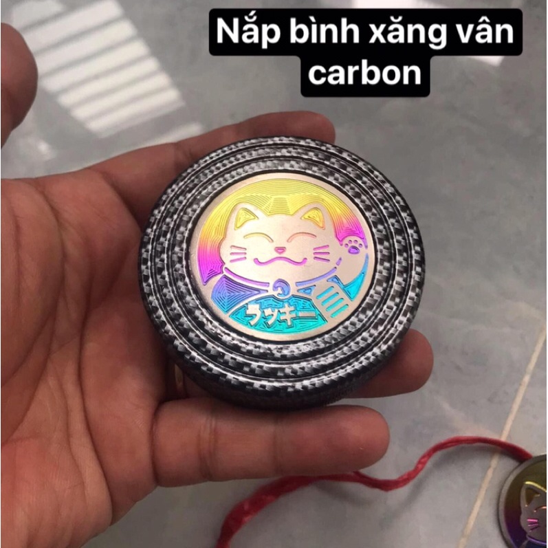 Nắp bình xăng nhôm vân Carbon logo mèo thần tại Titan