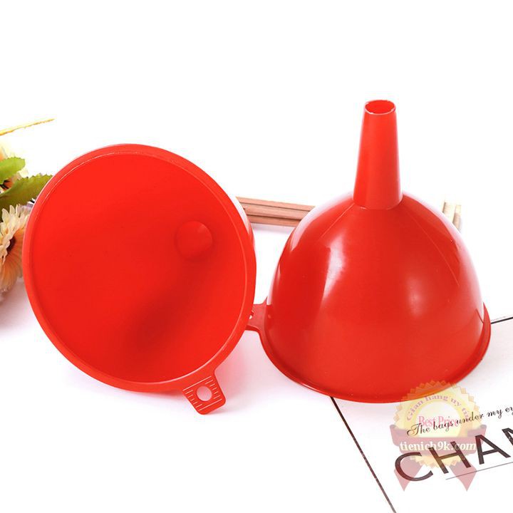 Phễu nhựa lớn có móc treo tay cầm màu đỏ
