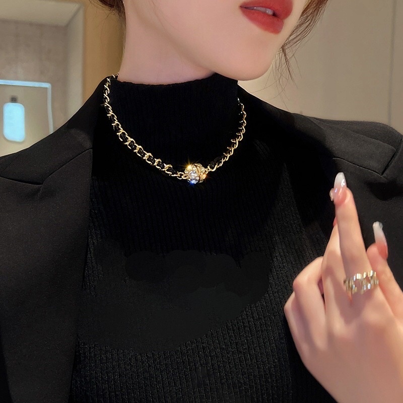 Vòng Cổ Choker Da Bện Mặt Quả Cầu Nam Châm Đính Đá Sang Trọng