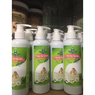 Nước tắm thảo dược cho bé