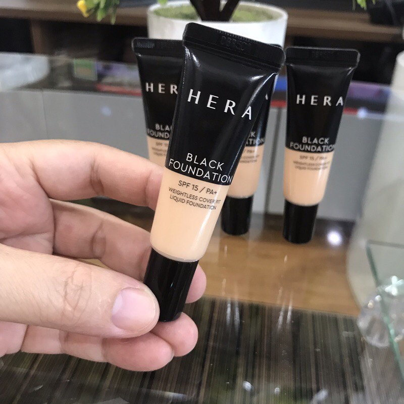 Kem nền HERA BLACK FOUNDATION mini 10ml Tone 21 | BigBuy360 - bigbuy360.vn