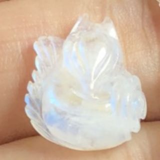 Hồ ly đá moonstone 9 đuôi ôm hoa mẫu đơn