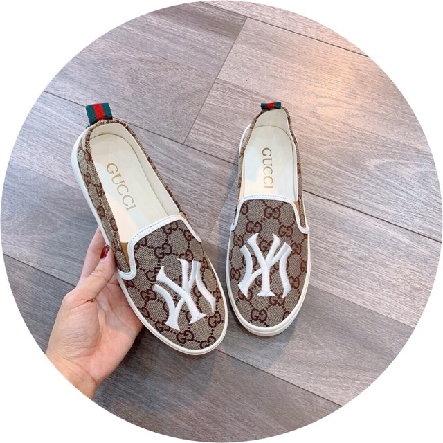 Giày slip on thêu chữ NY | BigBuy360 - bigbuy360.vn