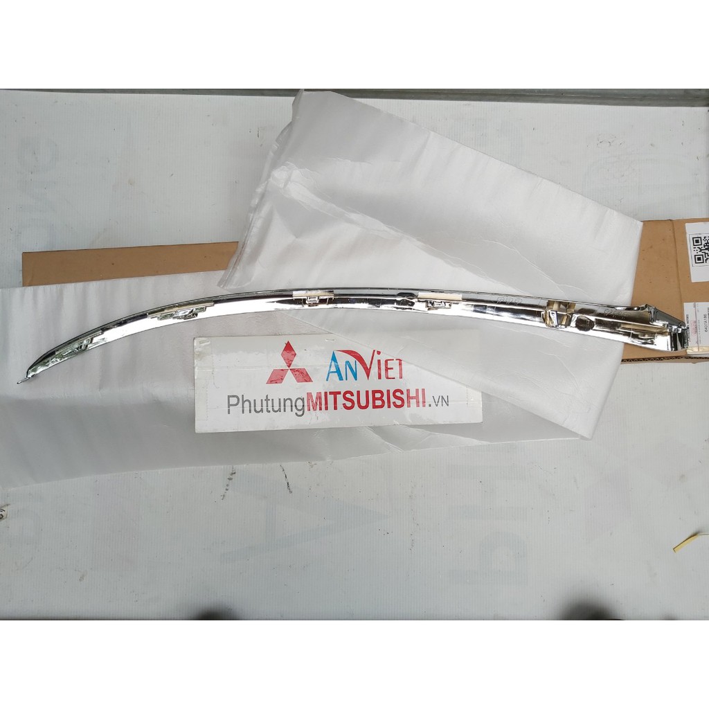 Viền mạ cản trước, nẹp mạ ba đờ sốc trước miếng trên xe Mitsubishi Xpander