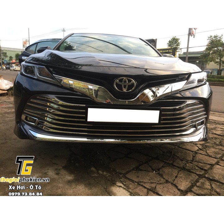 Ốp mặt ca lăng, calang dưới nắp Capo xe Toyota Camry 2019 2020