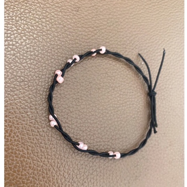 Vòng tay đan dây đính hạt cườm hồng hoa đào