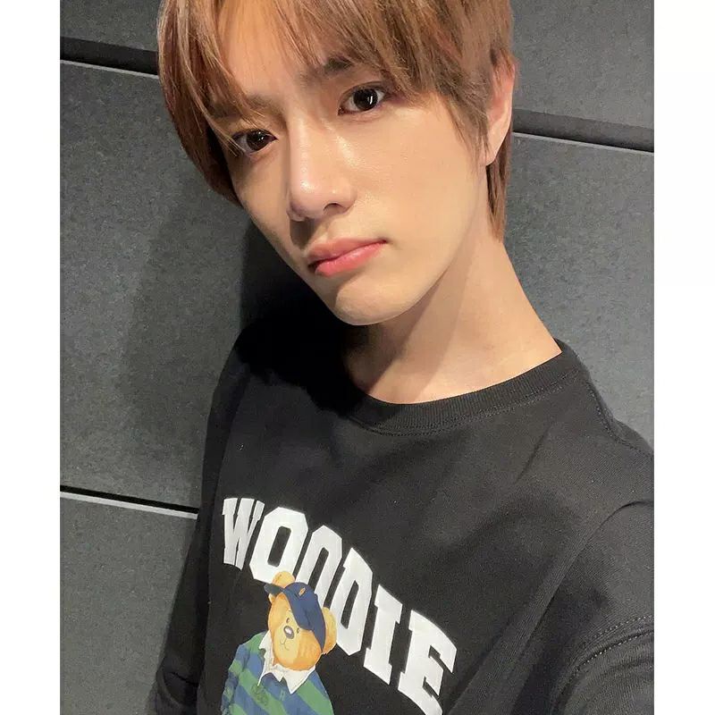 2 mẫu áo nỉ in hình cute giống Beomgyu và Huening Kai TXT