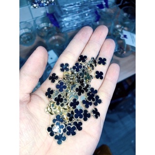 Charm cỏ 4 lá đen - trắng