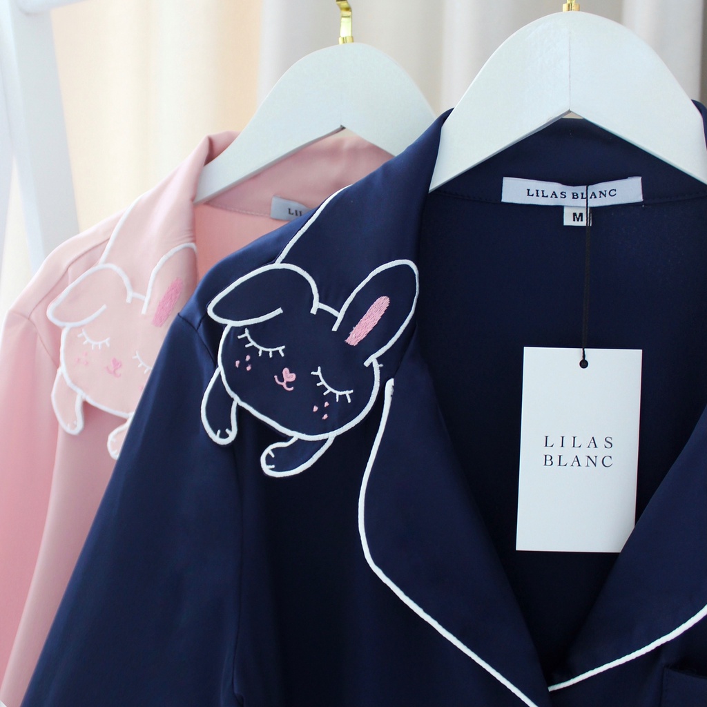 Bộ Pyjamas Nữ Mặc Nhà Áo Dài Quần Dài Chất Liệu Lụa Thiết Kế Cổ Thỏ Tai Cụp Bunny Xanh Navy LILAS BLANC