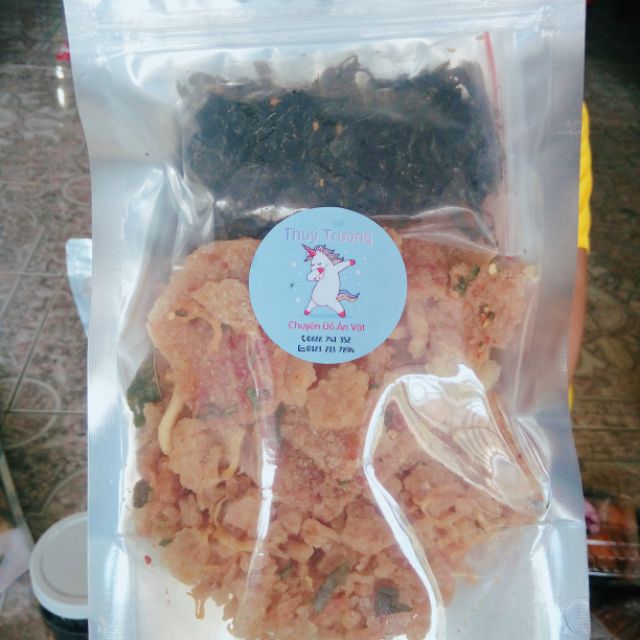Cơm chiên khô gà topping rong biển Thúy Trương.