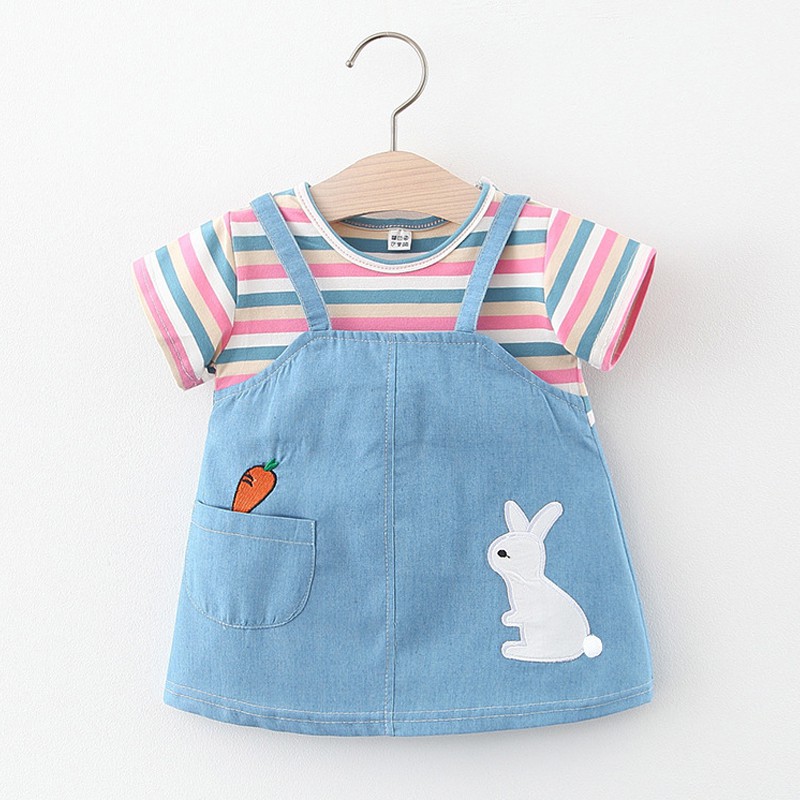 Đầm yếm denim cổ tròn họa tiết kẻ sọc cầu vồng thêu hình thỏ chất lượng cao cho bé gái