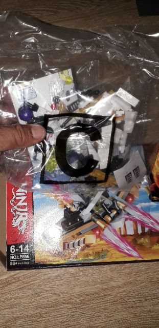 Lắp ráp 1 hộp LegoNinja Robot LB556 có nhiều chi tiết bằng nhựa rất đẹp