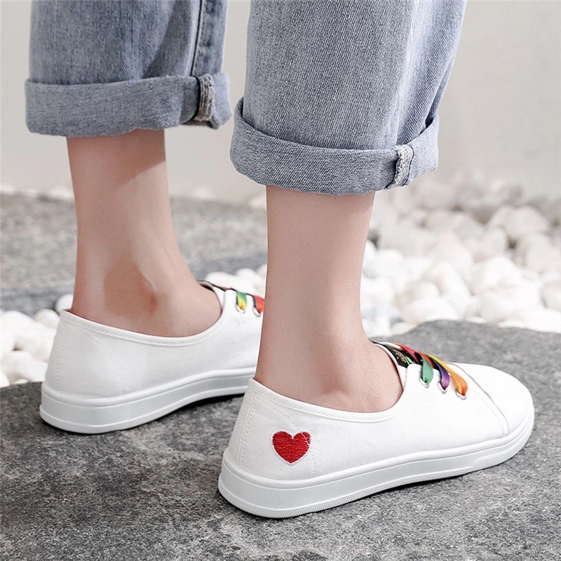 Giày nữ, giày slip-on lười gót trái tim kết hợp dây nhiều màu cực xinh. Phong cách trẻ trung, năng động | BigBuy360 - bigbuy360.vn