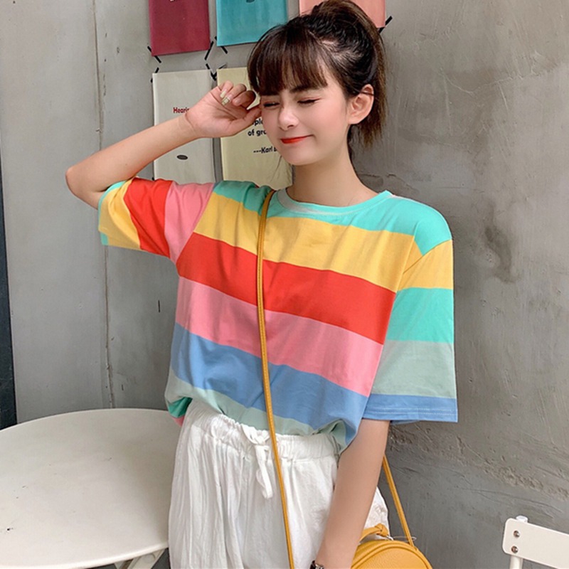 Áo thun tay ngắn cổ tròn hoạ tiết kẻ sọc cầu vồng cho nữ