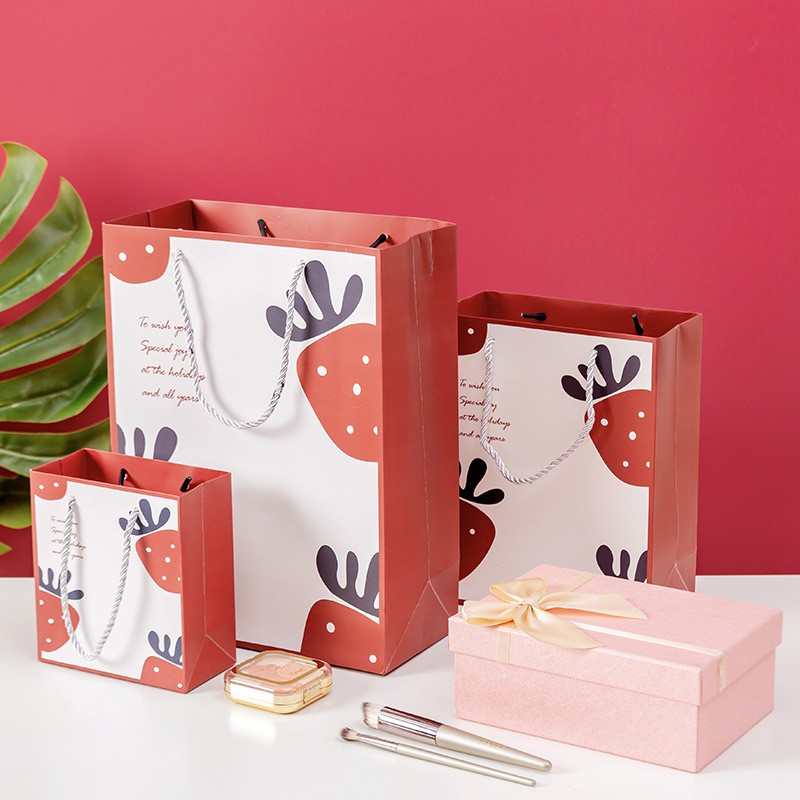 Túi Giấy Hình Họa Tiết Trái Dâu - Quai Cầm Chất Lượng