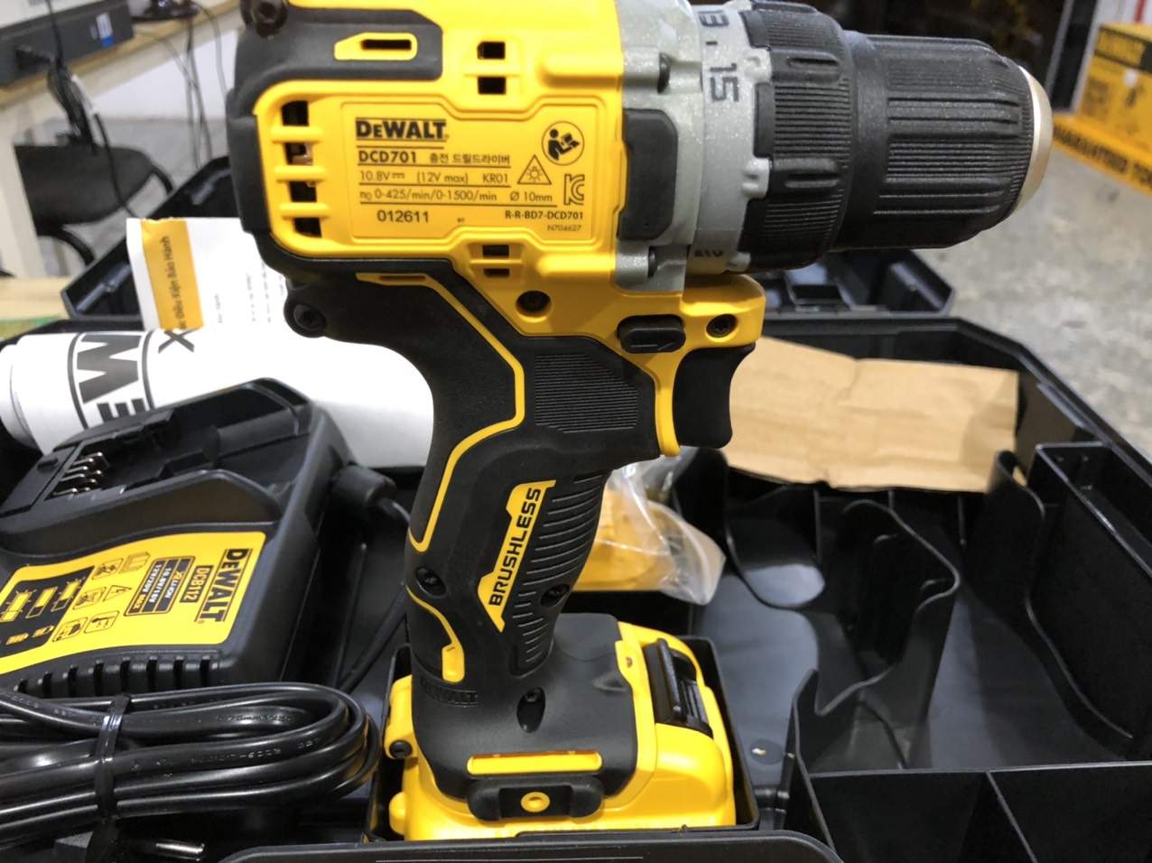 Máy khoan vặn vít dùng pin Dewalt DCD701D2